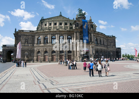 La Semper Opera House di Theaterplatz, Dresda, Sassonia, Germania, Europa Foto Stock