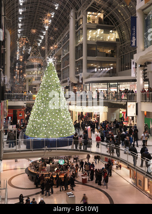 Swarovski albero di Natale a Toronto Eaton Centre shopping mall durante la stagione di Natale. Toronto, Ontario, Canada. Foto Stock