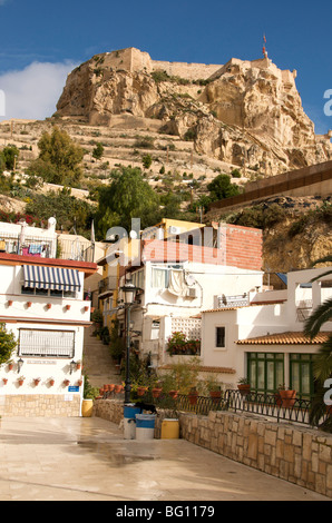 Il quartiere di Santa Cruz e Castello di Santa Barbara in background, Alicante, provincia di Valencia, Spagna, Europa Foto Stock