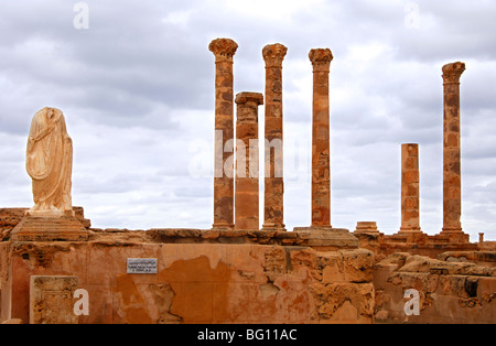 Rovine di Flavius Tuilus fontana e la statua, , dichiarati Patrimonio mondiale dell umanità dall UNESCO, Sabratha, Libia Foto Stock