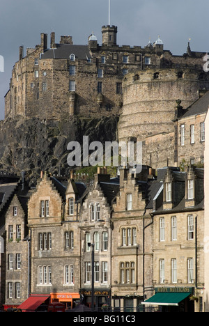 Vista sul Castello di Edimburgo dal Grassmarket, Edimburgo, Lothian, Scozia, Regno Unito, Europa Foto Stock