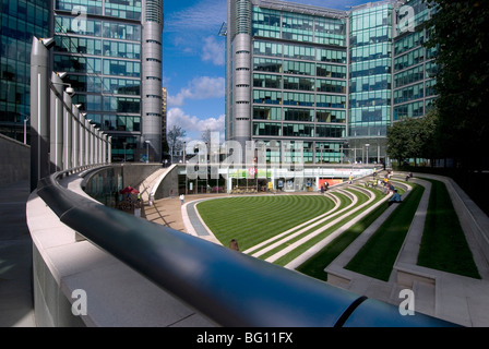 Il nuovo sviluppo lungo il Regent's Canal a Paddington Basin, London W2, England, Regno Unito, Europa Foto Stock