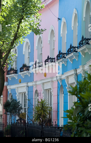 Dipinte in colori pastello case a schiera, Kelly Street, Kentish Town, Londra, Inghilterra, Regno Unito, Europa Foto Stock