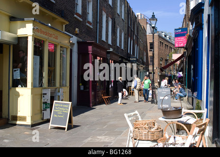 Camden Passage, noto per i suoi negozi di antiquariato, Islington, London, England, Regno Unito, Europa Foto Stock