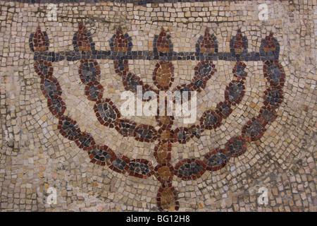 Israele, Beth Shean Valley, un mosaico raffigurante la Menorah dalla antica sinagoga di Tel Menorah in Kibbutz Tirat Zvi Foto Stock