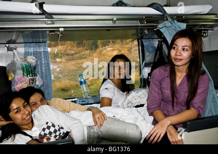 Thailandese studenti divertendosi nel vano del treno sul loro modo di Chiang Mai. Foto Stock