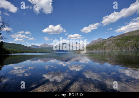 Nuvole riflettente nel lago Kitla nel Glacier National Park durante le estati Foto Stock