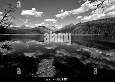 Nuvole riflettente nel lago Kitla nel Glacier National Park durante le estati Foto Stock