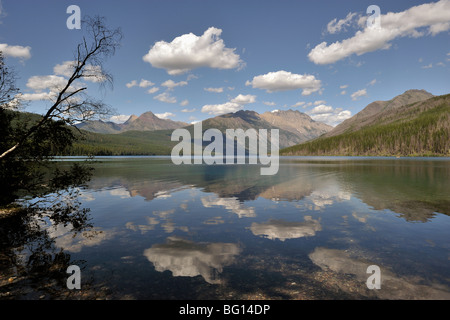 Nuvole riflettente nel lago Kitla nel Glacier National Park durante le estati Foto Stock