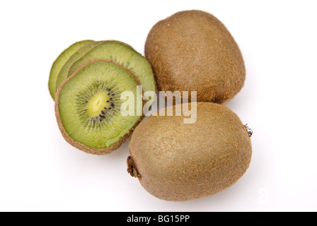Kiwi tagliato a pezzi e intera due isolati su sfondo bianco Foto Stock