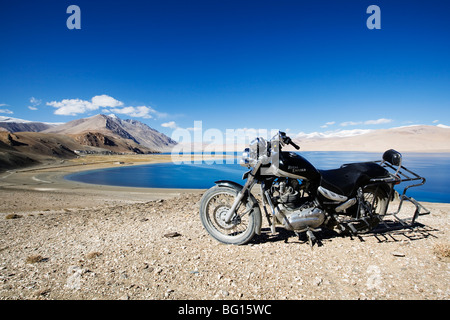 Royal Enfield moto vicino Lago Tsomoriri in montagna himalayana, Ladakh, India. Foto Stock