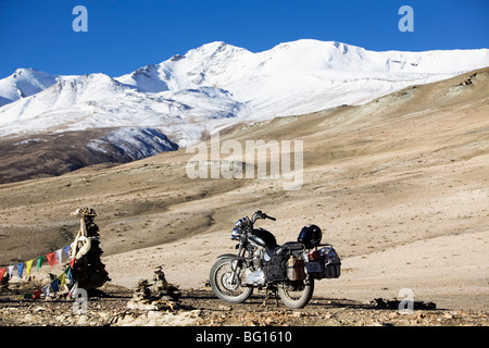 Royal Enfield moto vicino Lago Tsomoriri in montagna himalayana, Ladakh, India. Foto Stock