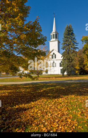 Autunno colori autunnali intorno al tradizionale legno bianco clapperboard chiesa, Townshend, Vermont, New England, STATI UNITI D'AMERICA Foto Stock