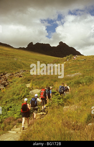 Un Rampicate Club avvicinando il ciabattino nelle Alpi a Arrochar Foto Stock