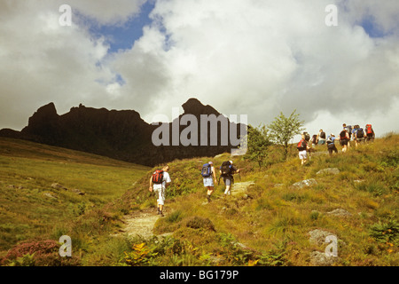 Un Rampicate Club avvicinando il ciabattino nelle Alpi a Arrochar Foto Stock