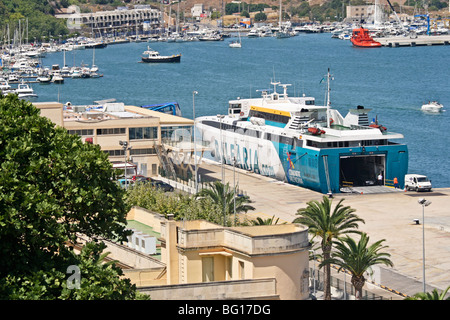 Balearia traghetto per auto (Raimondo Lullo) ( Mahon - Barcellona route), Porto di Mahon, Menorca, Spagna Foto Stock