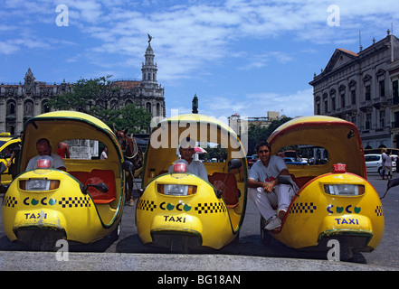 Coco taxi fuori del Capitolio, Central Havana, Cuba, West Indies, America Centrale Foto Stock