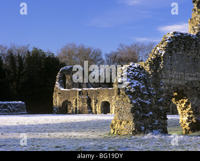 Farnham, Surrey, Inghilterra, Regno Unito del XII secolo Abbazia di Waverley nella neve. Abbazia cistercense rovine, la prima in Inghilterra Foto Stock