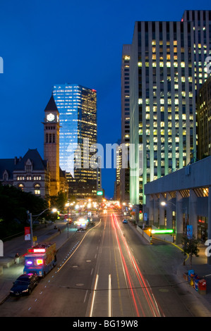 Il vecchio Municipio e Queen Street West di notte, Toronto, Canada Ontario, America del Nord Foto Stock