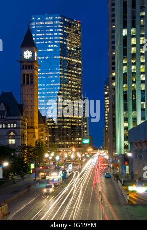 Il vecchio Municipio e Queen Street West di notte, Toronto, Canada Ontario, America del Nord Foto Stock