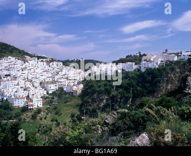 Casares, Malaga, Andalusia. Bianco villaggio andaluso con castello moresco, arroccato su un pendio di montagna Foto Stock