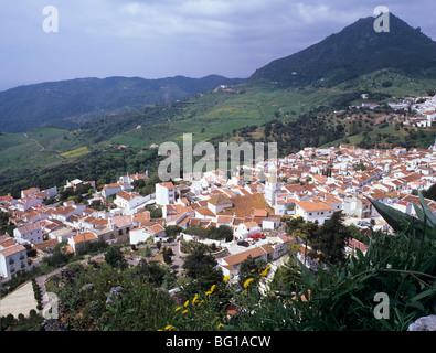 A Gaucin, Malaga, Andalusia, Spagna, Europa. Rooftopsof andalusa villaggio di montagna dalla collina del castello Foto Stock