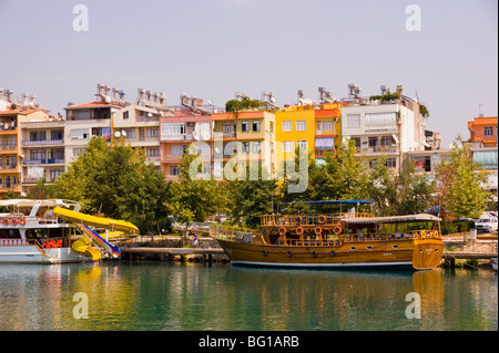 Manavgat Harbour che mostra gli edifici vicino a Antalya in paesi del Mediterraneo meridionale della Turchia Foto Stock