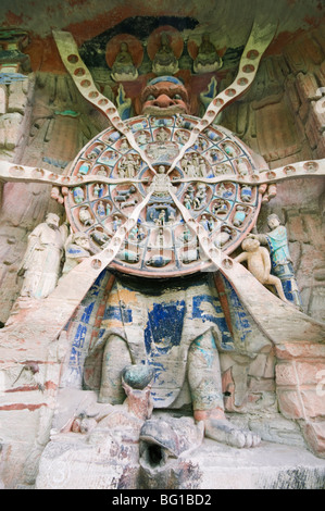 Buddista Tibetana di ruota la vita scultura in pietra a Dazu incisioni rupestri, UNESCO, Municipalità di Chongqing, provincia del Fujian, Cina Foto Stock