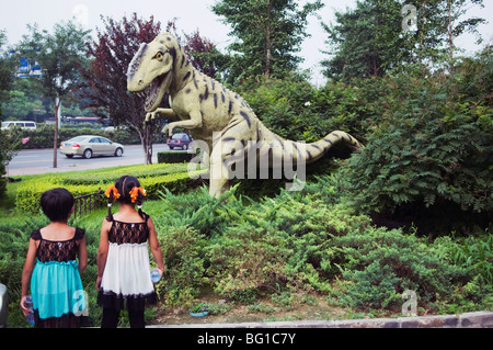 Dinosauro al di fuori del Museo Paleozoological della Cina a Pechino, Cina, Asia Foto Stock