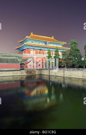 Porta nord della Città Proibita si riflette in un fossato, Palace Museum, il Sito Patrimonio Mondiale dell'UNESCO, Pechino, Cina e Asia Foto Stock