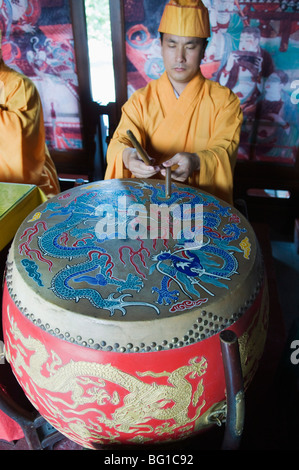 Musicista la riproduzione di un dipinto di tamburo nel tempio Zhihua, una dinastia Ming era tempio buddista, Pechino, Cina e Asia Foto Stock