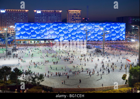 Vista notturna del Cubo Acqua National Aquatics Centre sul verde olimpico, Pechino, Cina e Asia Foto Stock