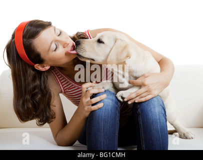 Bella ragazza ricevere un bacio da il suo migliore amico, un bello e simpatico cane Foto Stock