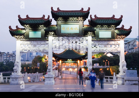 Stile cinese e illuminata di gate nella città di Guiyang, Guizhou, Cina e Asia Foto Stock