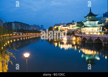 Un padiglione riverside illuminata di notte nella città di Guiyang, Guizhou, Cina e Asia Foto Stock