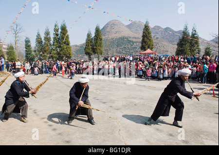 Gli uomini che giocano il lusheng a 4 guarnizioni Miao il nuovo anno lunare festival, Xinyao village, Guizhou, Cina e Asia Foto Stock