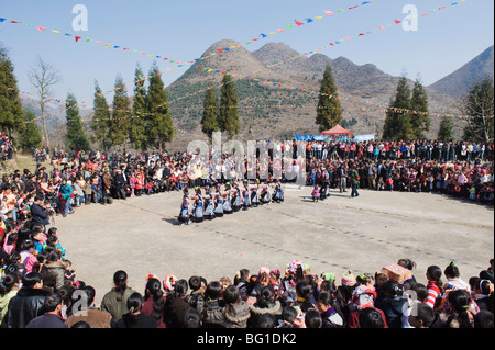 Dancing a 4 guarnizioni Miao il nuovo anno lunare festival, Xinyao village, Guizhou, Cina e Asia Foto Stock