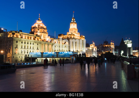 Storico stile coloniale edifici illuminati sul Bund, Shanghai, Cina e Asia Foto Stock