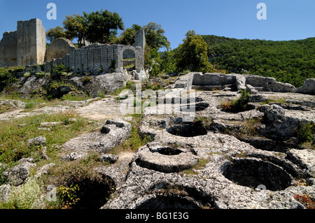 Buoux Fort o Fortezza ingresso con Rock-Cut protostoria stoccaggio Silos o Jars, Luberon, Vaucluse, Provenza, Francia Foto Stock