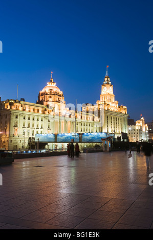 Storico stile coloniale edifici illuminati sul Bund, Shanghai, Cina e Asia Foto Stock