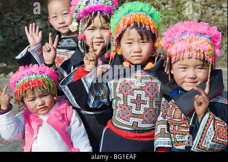 Ragazze in costume etnica a 4 guarnizioni Miao il nuovo anno lunare festival, Xinyao village, Guizhou, Cina e Asia Foto Stock