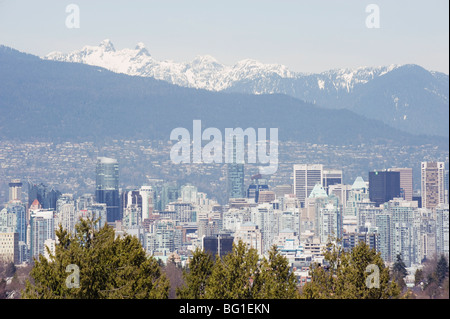 Skyline della città e delle montagne, Vancouver, British Columbia, Canada, America del Nord Foto Stock