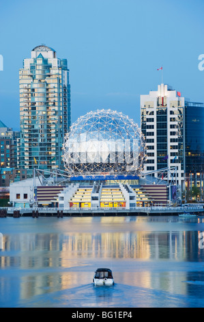 Telus il mondo della scienza e una barca su False Creek, Vancouver, British Columbia, Canada, America del Nord Foto Stock