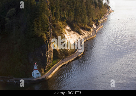Faro di luce sul Seawall promenade di Stanley Park, Burrard ingresso, Vancouver, British Columbia, Canada, America del Nord Foto Stock