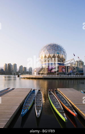 Colorate barche a remi di fronte Telus il mondo della scienza, su False Creek, Vancouver, British Columbia, Canada, America del Nord Foto Stock