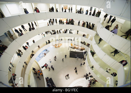 Iinterior di Solomon R Guggenheim Museum, 1959, progettato da Frank Lloyd Wright, Manhattan, New York, New York, Stati Uniti d'America Foto Stock