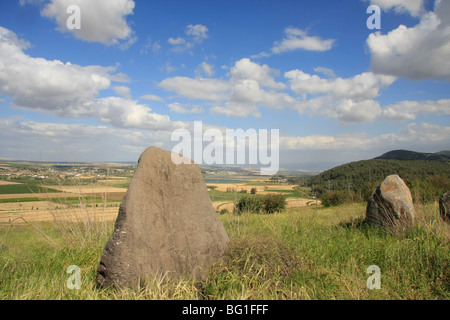 Israele, una vista di Harod Valle e monte Ghilboa da Tel Jezreel Foto Stock