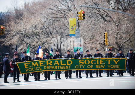 Società di smeraldo il Dipartimento di Polizia di San Patrizio giorno celebrazioni, Quinta Avenue, Manhattan, New York, Stati Uniti d'America Foto Stock