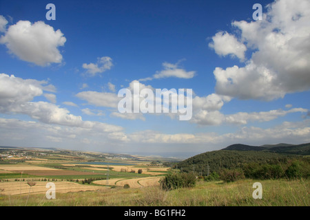 Israele, una vista di Harod Valle e monte Ghilboa da Tel Jezreel Foto Stock