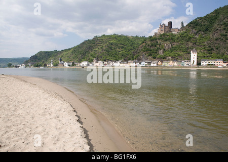 San Goarshausen dalla spiaggia di St. Goar lungo il Reno, Renania-Palatinato, Germania, Europa Foto Stock